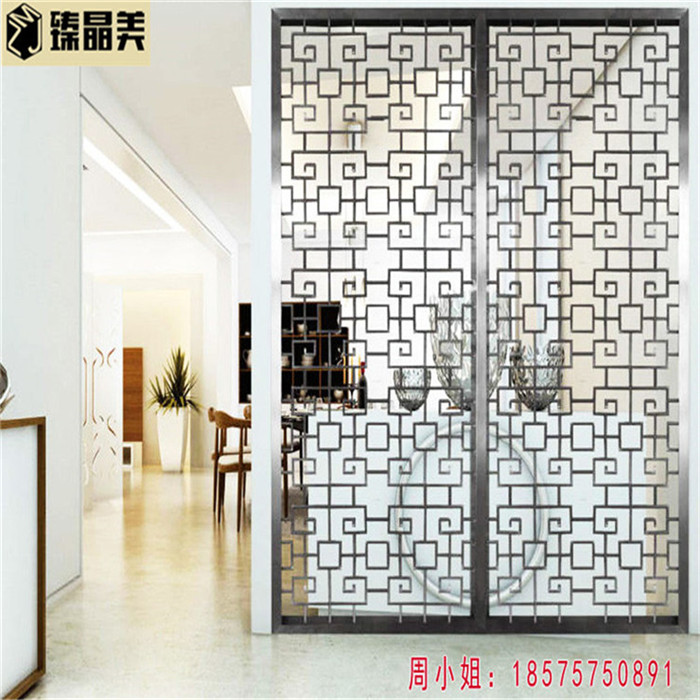 不锈钢屏风隔断加工是指用不锈钢作为原材料制作加工而成的屏风。与传统木质屏风相比,用不锈钢制作而成的产品具有:工艺精细光泽度好坚固耐用质量稳定等特点.随着近几年国内建筑装饰装潢行业的发展,使不锈钢屏风广泛应用于越来越多的不锈钢工程中。 目前主要用在商业装饰装修方面,如:酒店装饰、宾馆装饰、会所装饰、展厅装饰、高级餐厅装饰等的高端装饰领域,部分可用于家居场所。