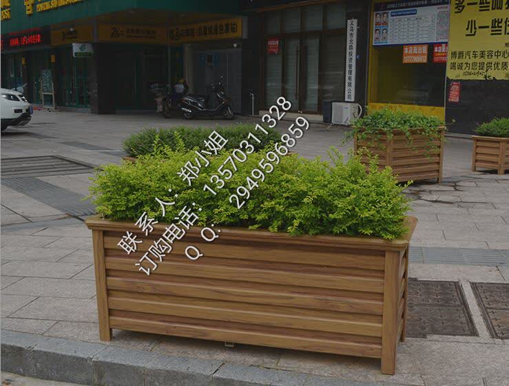 花箱性能特点: 着眼于情感支持,体贴生活。悬挂在室内楼道护栏,别有情趣,以求锦上添花之效。多维度突现层次穿透力,点、线、面的错落有致和协调统一。改变传统的单株栽种为多株整合状栽种,以整体的美感,营造出典雅大气的视景,室内外皆宜。造型简洁美观、新颖大方,可结合当地传统文化来设计,以增强亲和力。它具有储水和自动吸水的功能,无泄漏、无污染、清洁环保。花箱同时具备储水和排水功能,能避免大雨后积水而造成植物烂根。有花箱在还便于施肥,帮助植物根系直接吸水(肥水),同时又起到松土的作用,使植物成活率大大提高。应用先进独