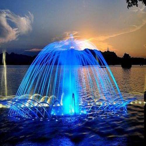 大型湖泊音乐喷泉高清大图,本图片由四川易鸿水艺景观工程有限公司